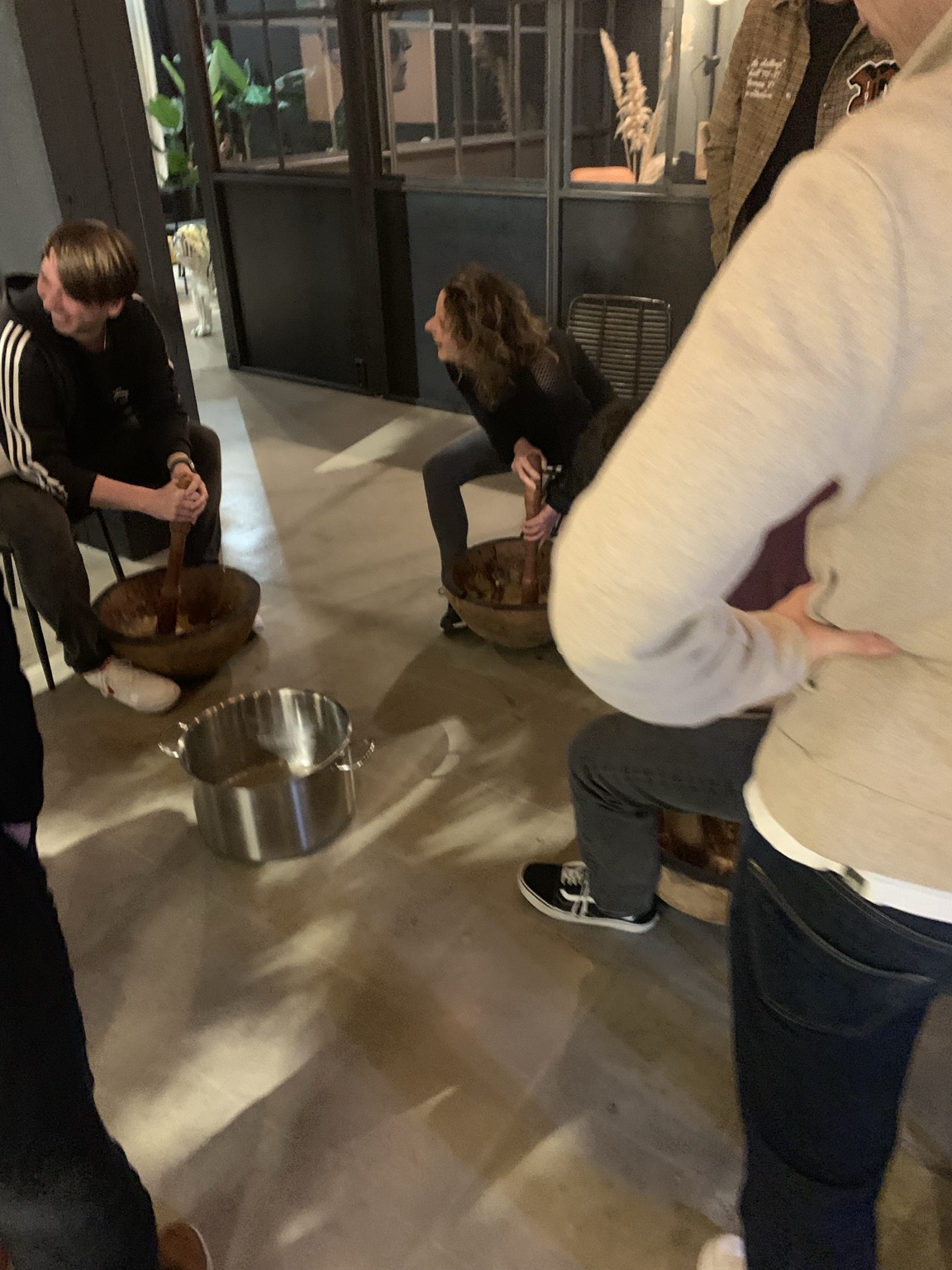 Gemeinsam Fufu stampfen
